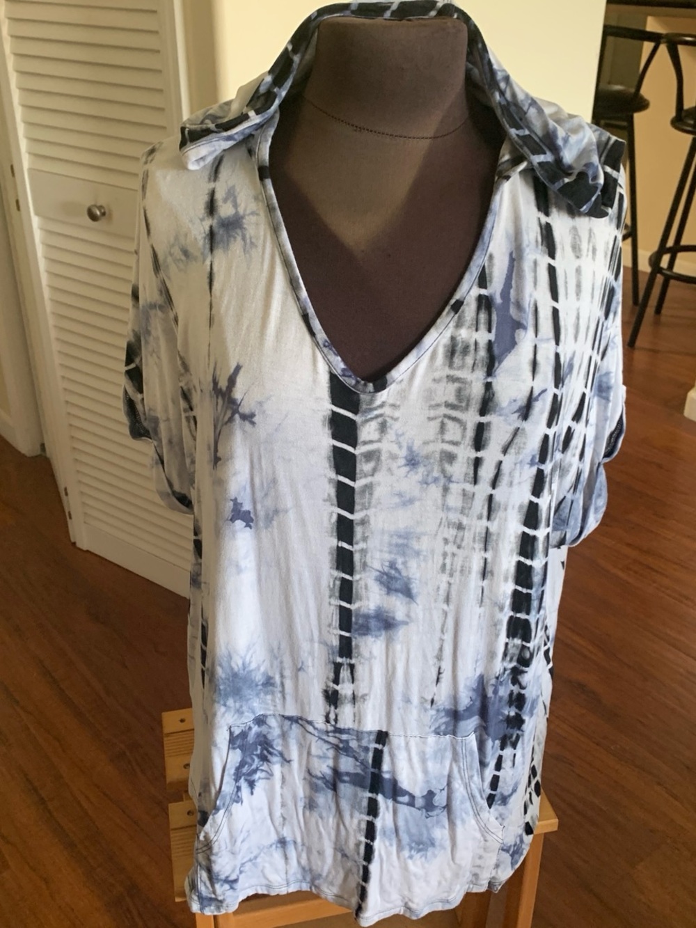 Tie-Dye hooded 2X Short Sleeve V-Neck Pullover Top in Blue and White